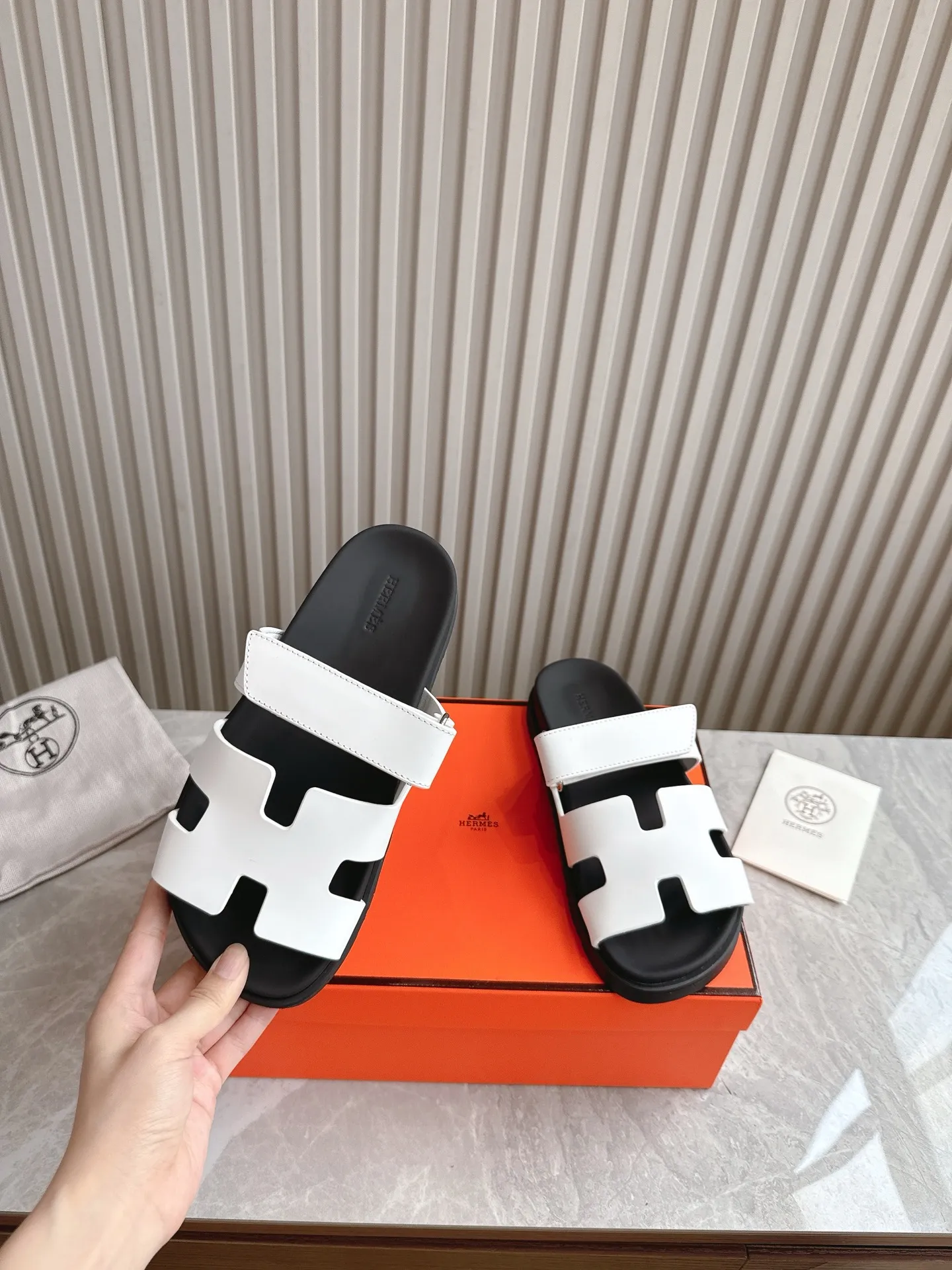 p480🐮🐮Couple model (top version) H family 2024 spring and summer new style HERMES Hermes' recently popular couple model pig nose angle sandals and slippers, paired with various colorful socks, popular. Upper: imported original deerskin (the genuine leather edging is not ordinary super migration). Lining: imported genuine leather. Outsole: Tpu non-slip and wear-resistant outsole. Size: Female 35-42 (40/42 non-returnable and non-exchangeable) Male size: 39-45 (45 non-refundable and non-exchangeable)